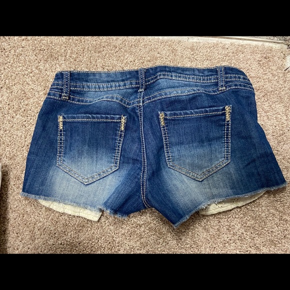 Short shorts - Picture 2 of 4